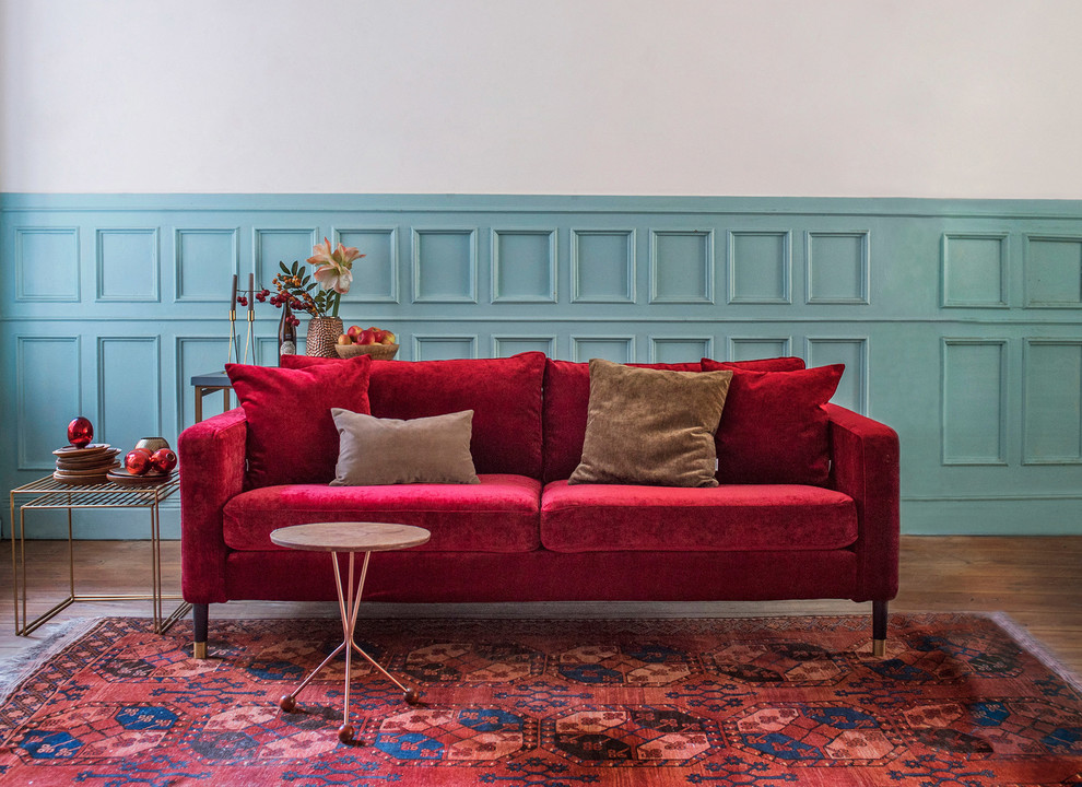 Klassisches Wohnzimmer mit blauer Wandfarbe und braunem Holzboden in Sonstige