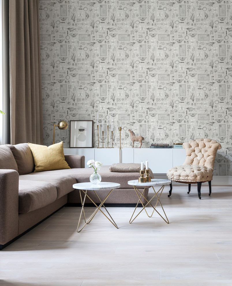 Cette image montre un grand salon minimaliste avec un mur gris, parquet clair, aucune cheminée et aucun téléviseur.