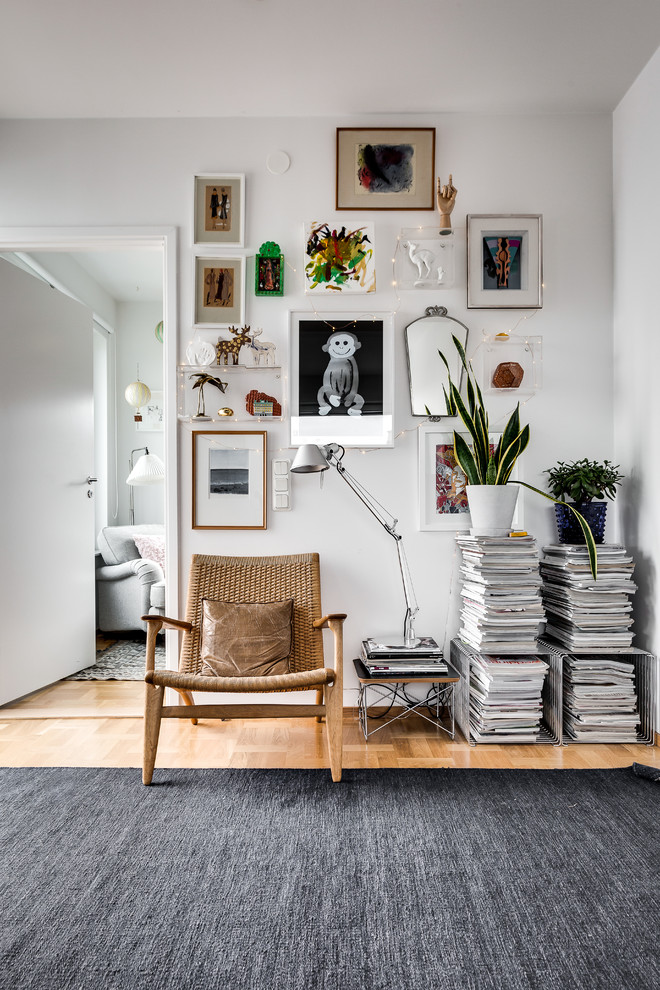 Inspiration för ett mellanstort minimalistiskt vardagsrum, med vita väggar, mellanmörkt trägolv och ett finrum