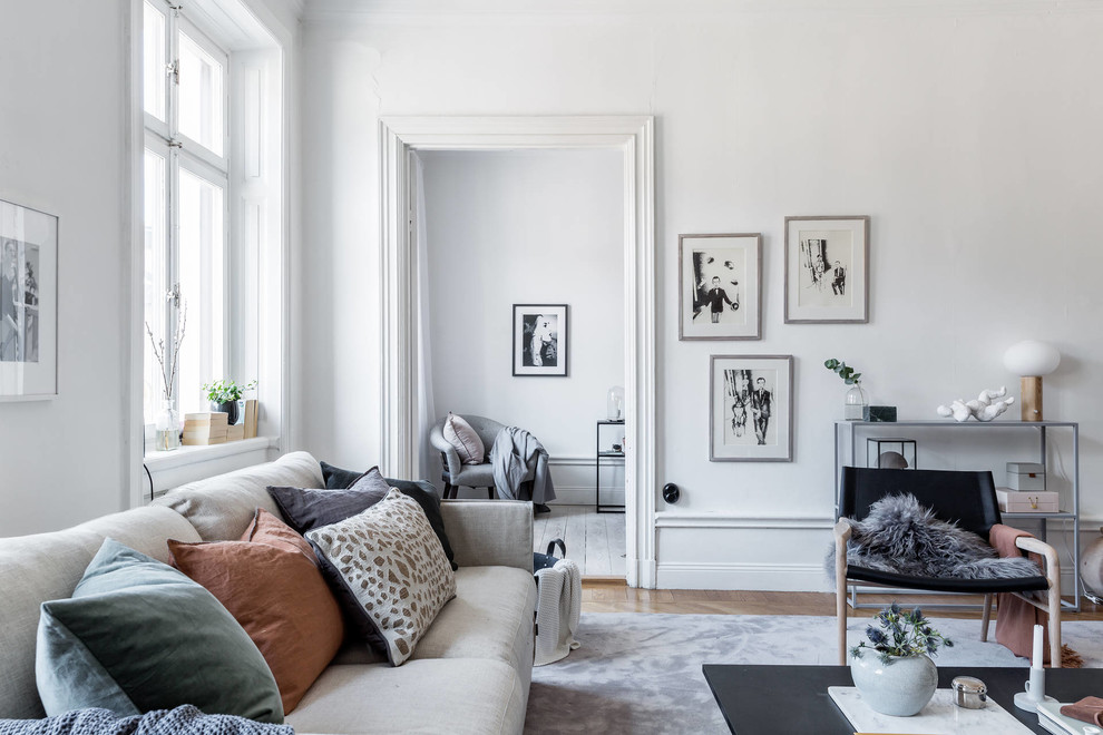 Foto di un grande soggiorno vittoriano con pareti bianche, parquet chiaro e pavimento marrone