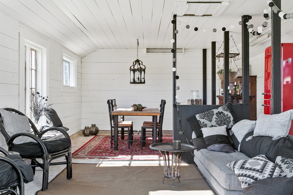 На фото: маленькая гостиная комната в стиле шебби-шик с белыми стенами для на участке и в саду с