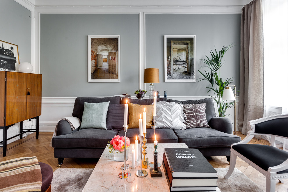 Mittelgroßes, Repräsentatives, Fernseherloses, Offenes Nordisches Wohnzimmer ohne Kamin mit grauer Wandfarbe und hellem Holzboden in Stockholm