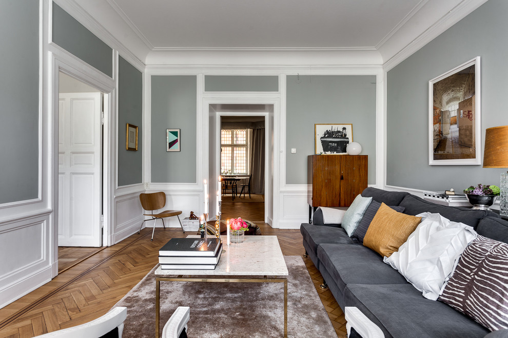 Свежая идея для дизайна: изолированная, парадная гостиная комната среднего размера в скандинавском стиле с серыми стенами и светлым паркетным полом без телевизора - отличное фото интерьера