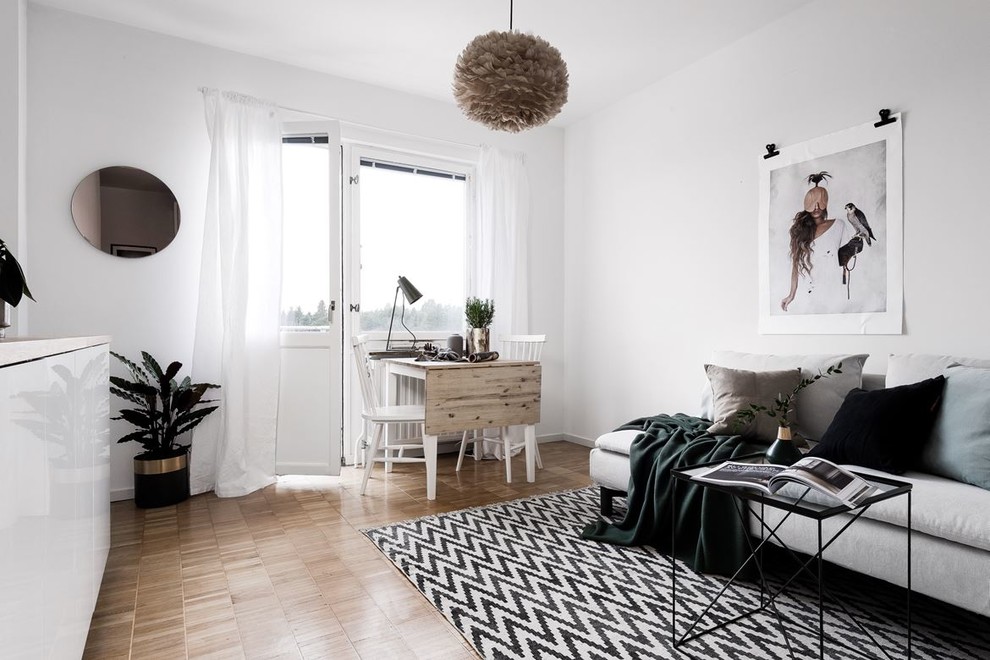 Идея дизайна: маленькая открытая гостиная комната в скандинавском стиле с белыми стенами, паркетным полом среднего тона и бежевым полом для на участке и в саду