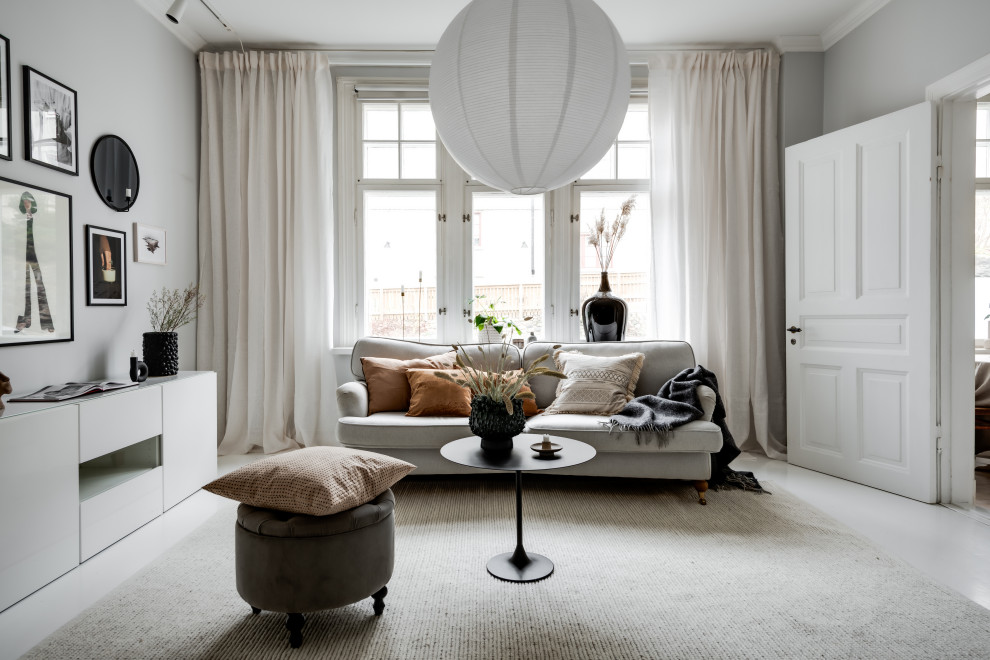 Idee per un soggiorno nordico con pareti grigie e pavimento bianco