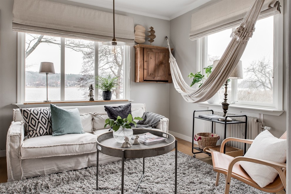 Ispirazione per un soggiorno scandinavo chiuso con pareti grigie, parquet chiaro e pavimento beige