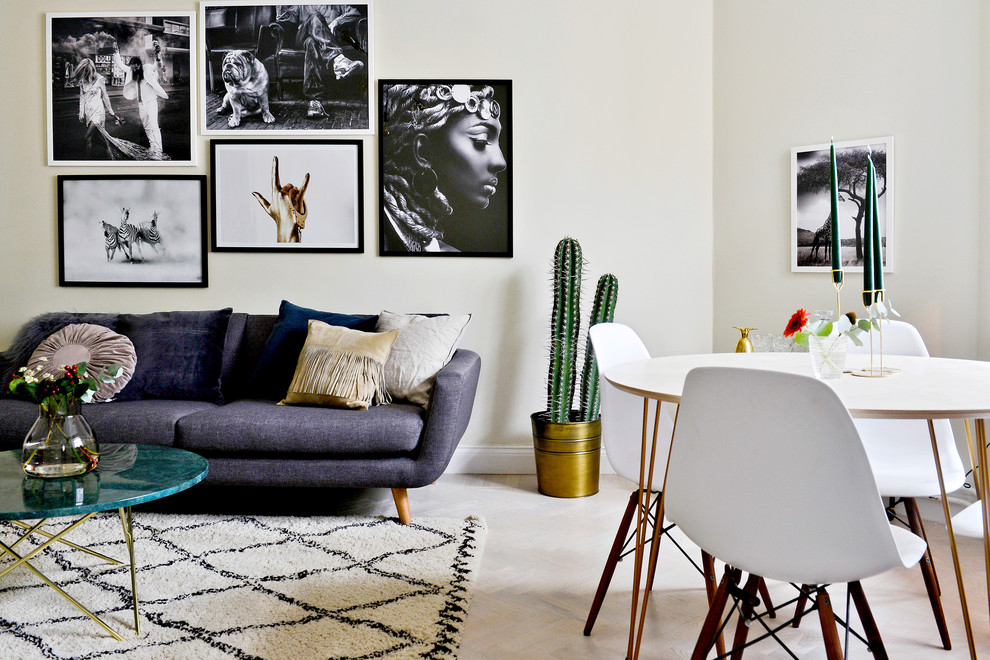 Immagine di un grande soggiorno scandinavo aperto con pareti bianche, parquet chiaro e nessuna TV