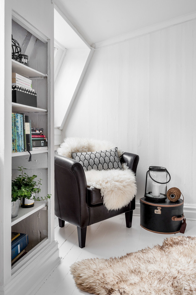 Imagen de salón para visitas abierto escandinavo de tamaño medio sin televisor con paredes blancas y suelo de madera pintada