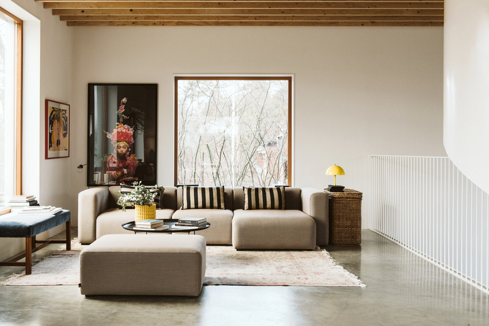 Inspiration för skandinaviska allrum med öppen planlösning, med beige väggar, betonggolv och grått golv