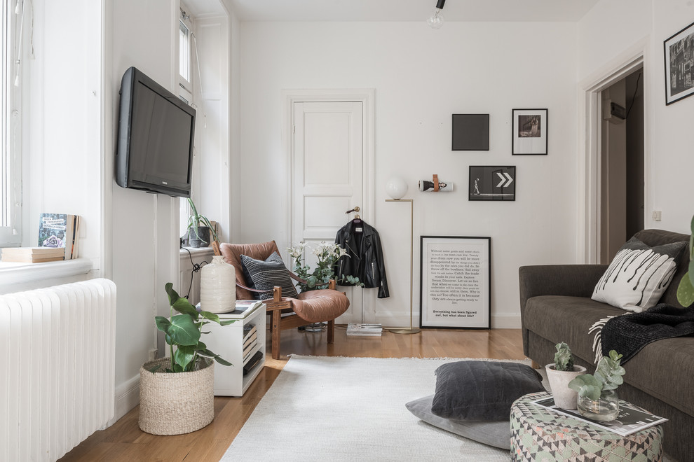 Idéer för ett mellanstort minimalistiskt separat vardagsrum, med ett finrum, vita väggar, ljust trägolv och en väggmonterad TV