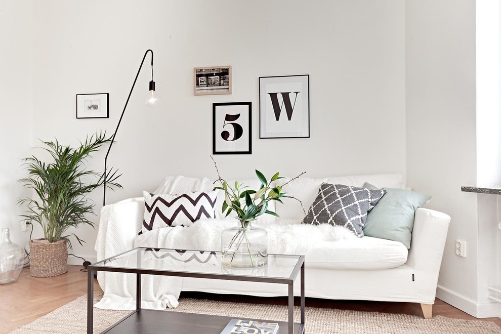 Fernseherloses, Offenes, Mittelgroßes, Repräsentatives Skandinavisches Wohnzimmer ohne Kamin mit weißer Wandfarbe und hellem Holzboden in Stockholm