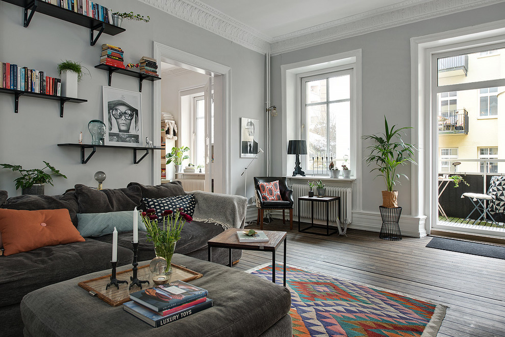 Imagen de salón para visitas abierto clásico de tamaño medio sin chimenea y televisor con paredes grises y suelo de madera oscura