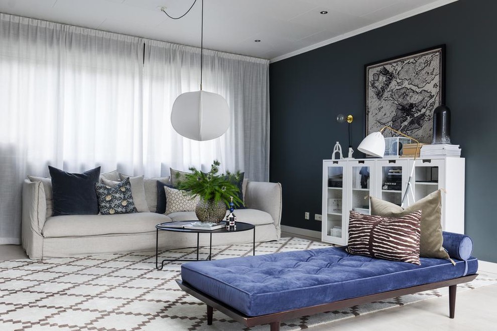 Inspiration för moderna vardagsrum, med svarta väggar, ljust trägolv och vitt golv