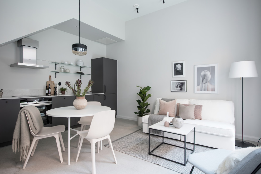 Kleines, Offenes Nordisches Wohnzimmer mit weißer Wandfarbe und grauem Boden in Göteborg