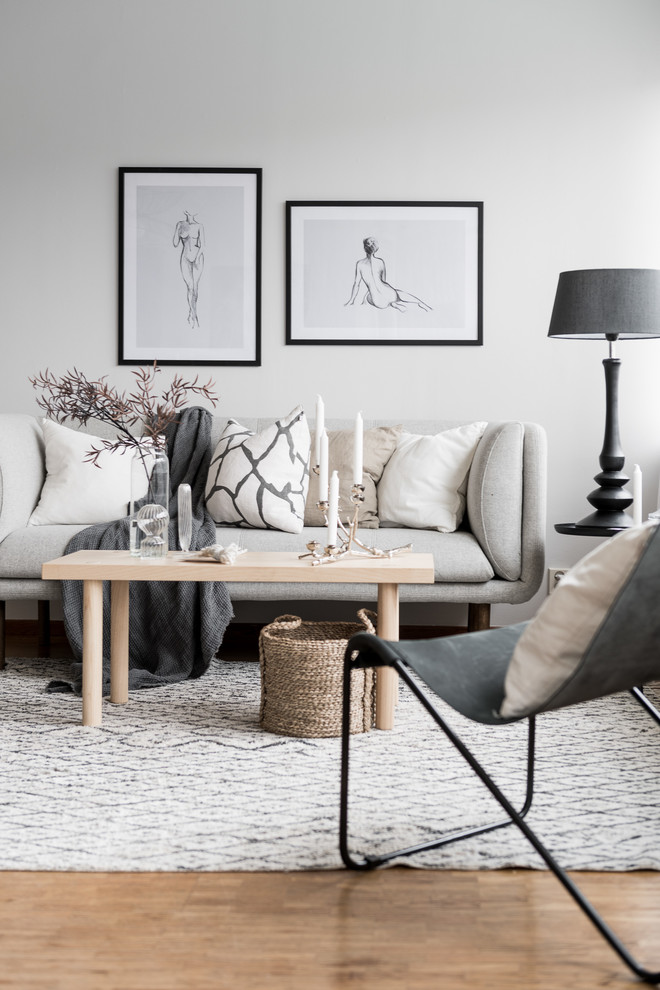 Foto di un piccolo soggiorno scandinavo aperto con pareti bianche e pavimento in legno massello medio