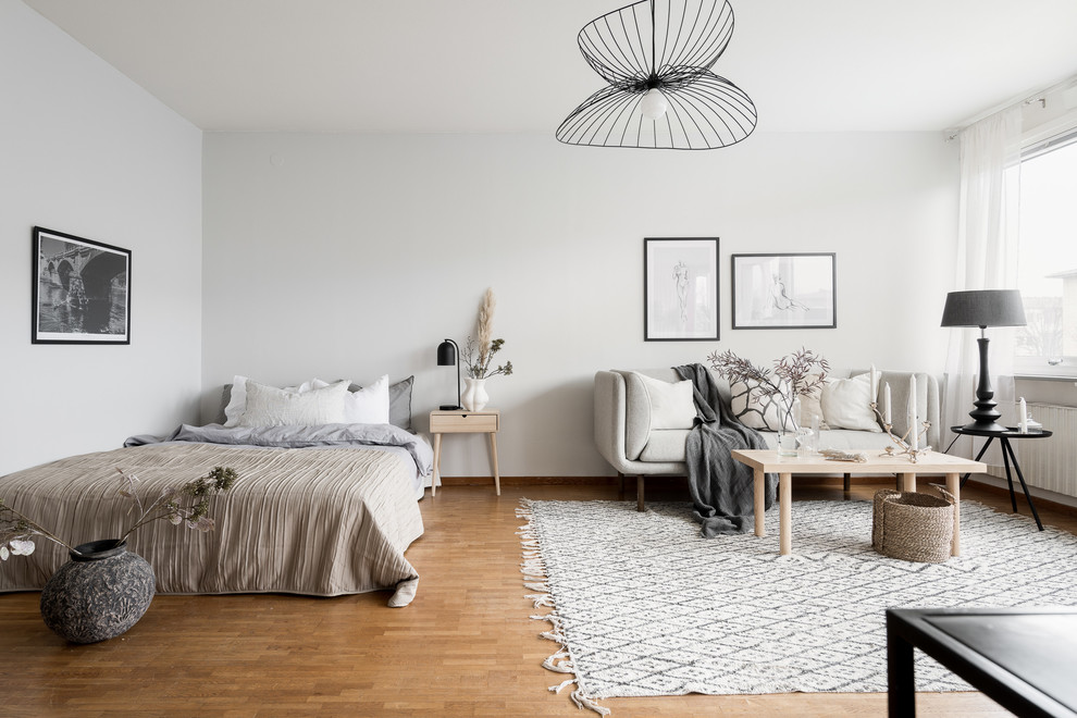Стильный дизайн: маленькая открытая гостиная комната в скандинавском стиле с белыми стенами и паркетным полом среднего тона для на участке и в саду - последний тренд