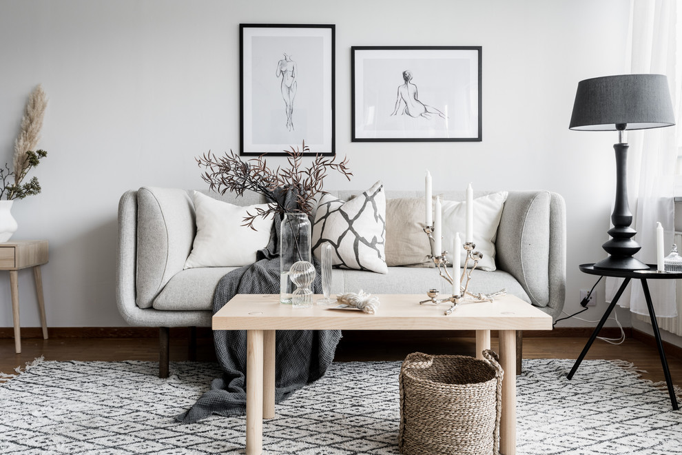 Imagen de salón abierto nórdico pequeño con paredes blancas y suelo de madera en tonos medios