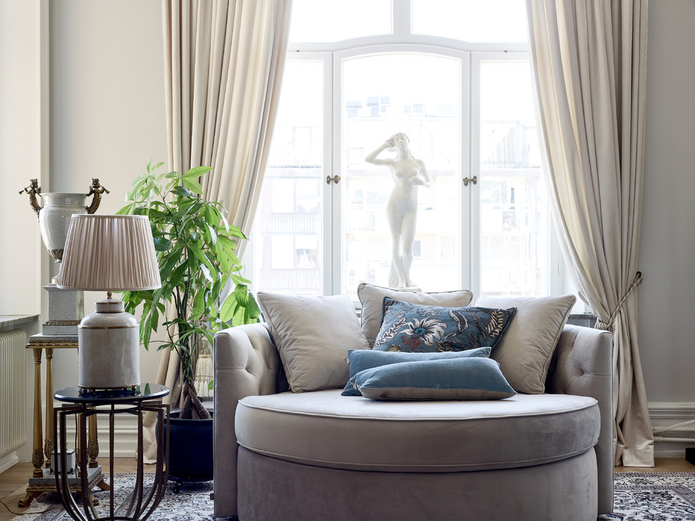 Elegant living room photo in Gothenburg