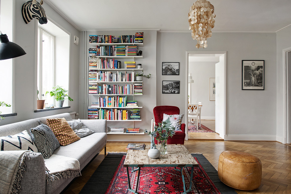 Mittelgroßes, Repräsentatives, Fernseherloses, Offenes Eklektisches Wohnzimmer ohne Kamin mit weißer Wandfarbe und hellem Holzboden in Göteborg