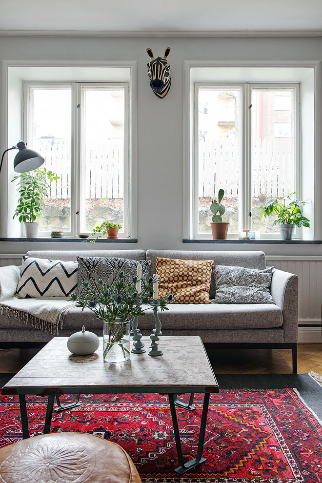 Mittelgroßes, Repräsentatives, Fernseherloses, Offenes Stilmix Wohnzimmer ohne Kamin mit grauer Wandfarbe in Göteborg