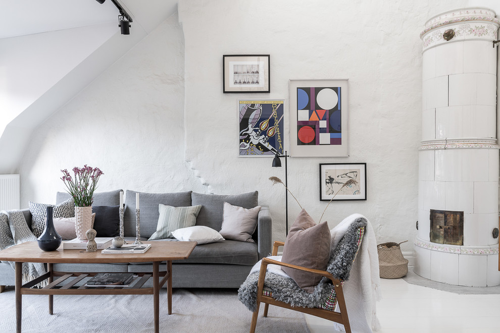 Bild på ett minimalistiskt vardagsrum, med ett finrum, vita väggar, en öppen hörnspis, en spiselkrans i trä och vitt golv