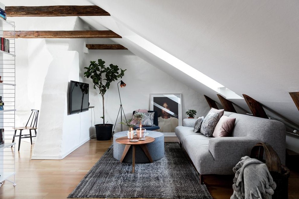 Immagine di un soggiorno nordico chiuso e di medie dimensioni con pareti bianche, parquet chiaro, TV a parete e sala formale