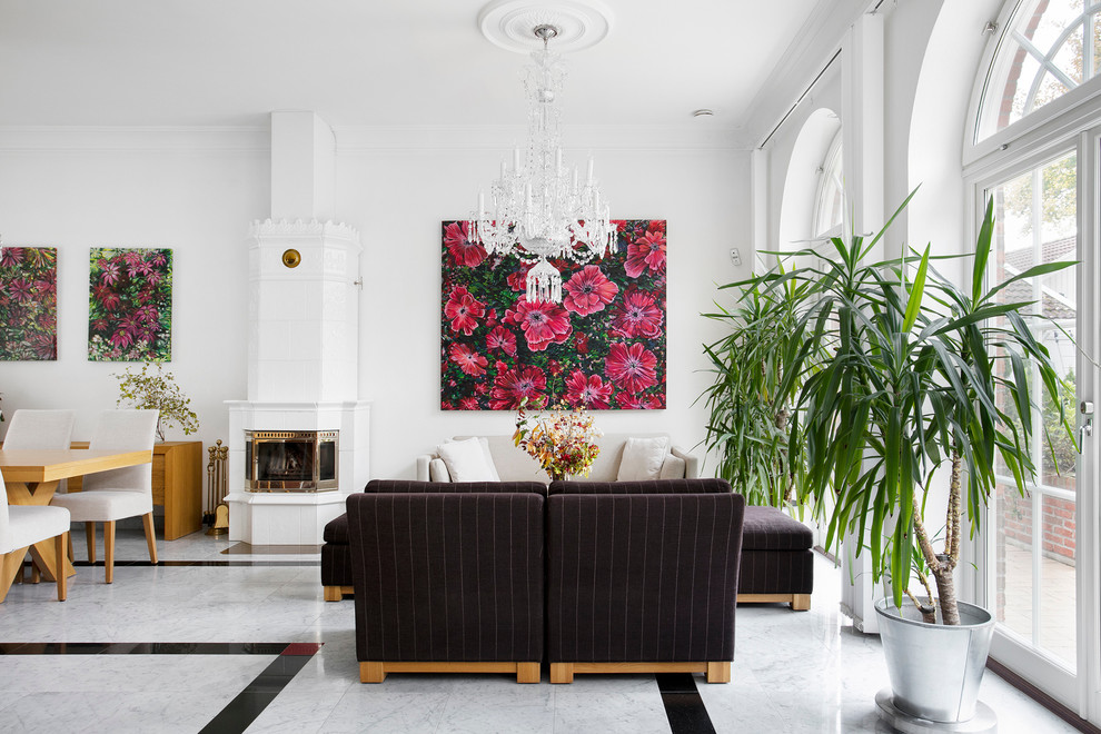 Großes, Repräsentatives, Fernseherloses, Offenes Klassisches Wohnzimmer mit weißer Wandfarbe und Marmorboden in Malmö