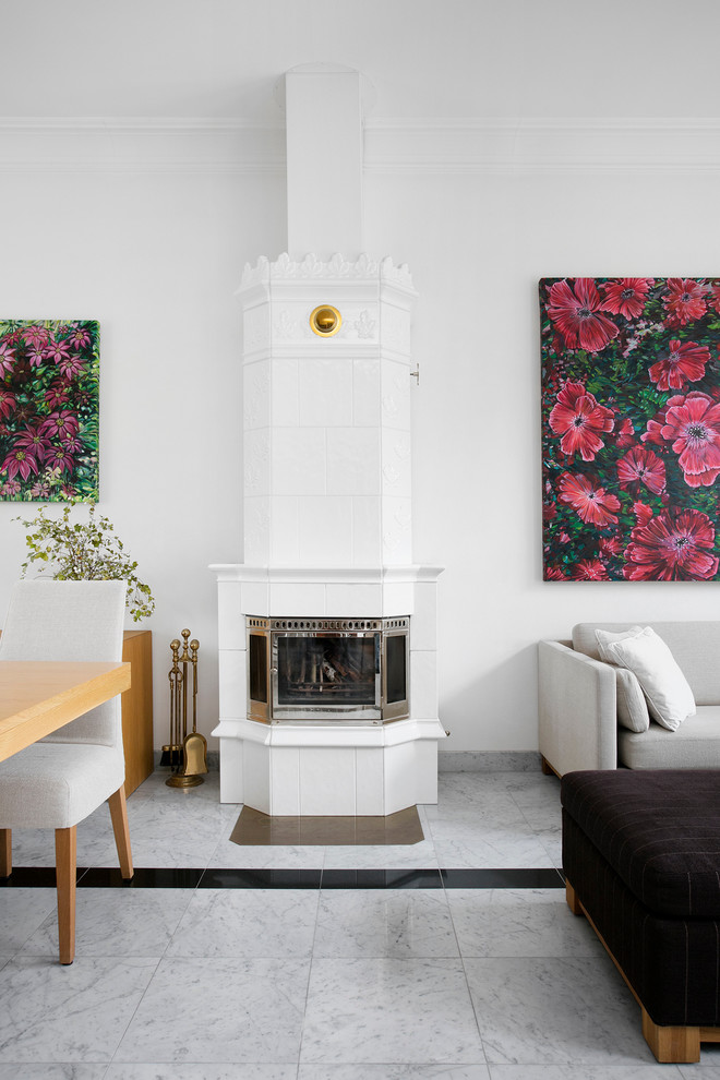 Offenes, Mittelgroßes, Repräsentatives Skandinavisches Wohnzimmer mit weißer Wandfarbe, Kaminofen und Marmorboden in Malmö