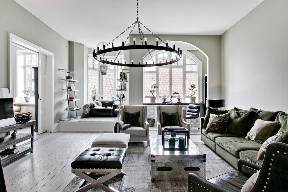 Idéer för ett mellanstort minimalistiskt separat vardagsrum, med ljust trägolv, beiget golv, grå väggar och en fristående TV