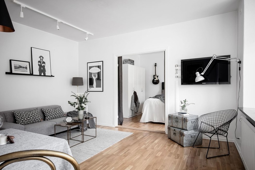 Idéer för att renovera ett skandinaviskt separat vardagsrum, med vita väggar och ljust trägolv