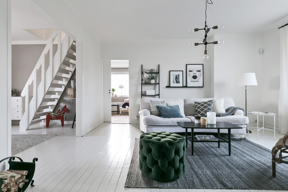 Mittelgroßes, Abgetrenntes, Repräsentatives Nordisches Wohnzimmer mit weißer Wandfarbe, weißem Boden und gebeiztem Holzboden in Göteborg