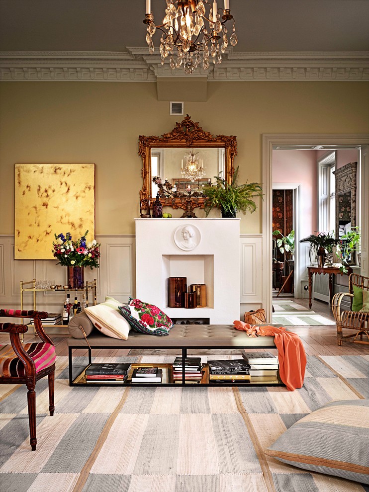 Imagen de salón para visitas abierto bohemio de tamaño medio sin chimenea y televisor con paredes beige y suelo de madera clara