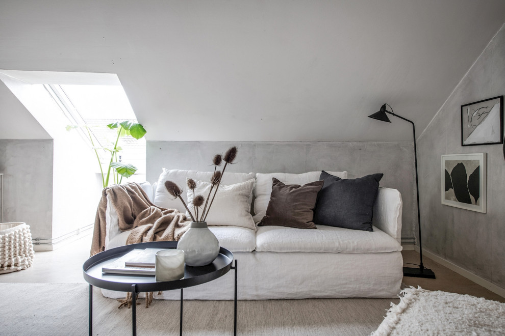 Mittelgroßes, Offenes Skandinavisches Wohnzimmer mit grauer Wandfarbe und grauem Boden in Göteborg