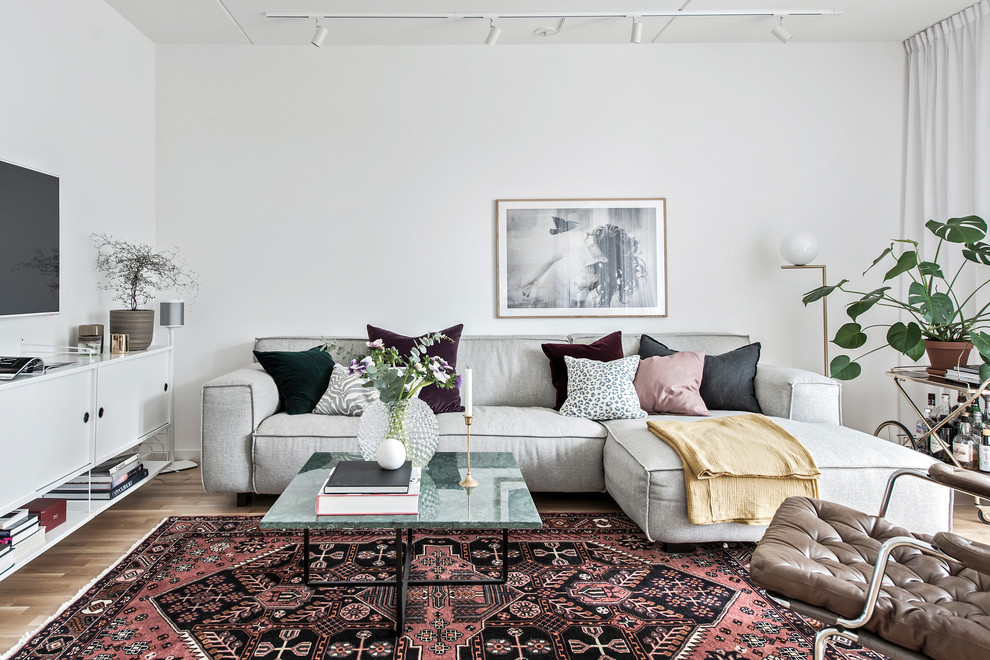 Свежая идея для дизайна: изолированная гостиная комната среднего размера в скандинавском стиле с белыми стенами, паркетным полом среднего тона и синим полом - отличное фото интерьера