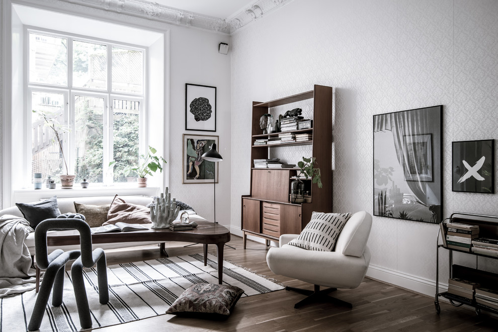 Bild på ett stort minimalistiskt allrum med öppen planlösning, med vita väggar, mörkt trägolv och ett finrum