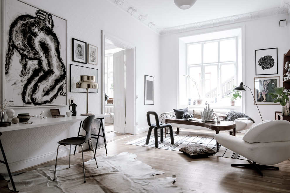 Geräumiges, Repräsentatives, Fernseherloses, Offenes Nordisches Wohnzimmer mit weißer Wandfarbe und hellem Holzboden in Göteborg