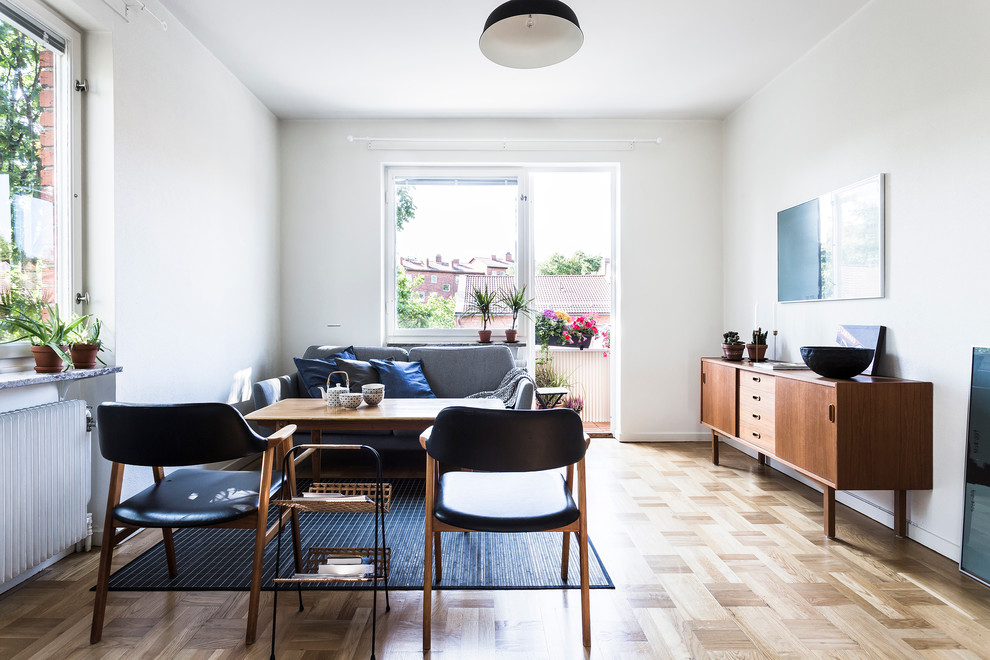 Imagen de salón para visitas abierto nórdico de tamaño medio sin chimenea y televisor con paredes blancas y suelo de madera en tonos medios