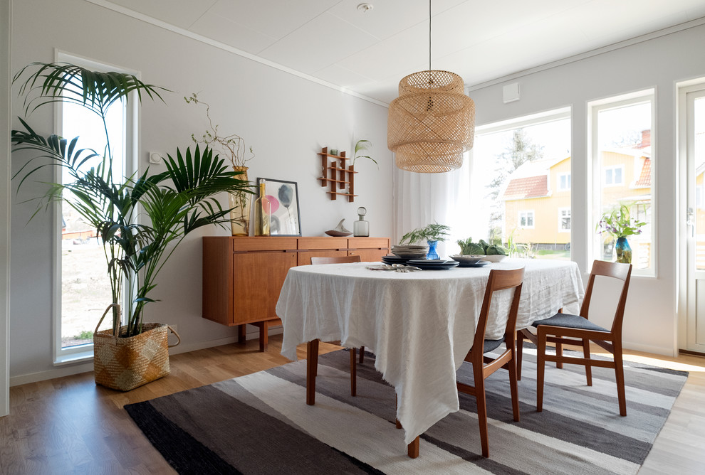 Источник вдохновения для домашнего уюта: столовая среднего размера в стиле ретро с белыми стенами и паркетным полом среднего тона
