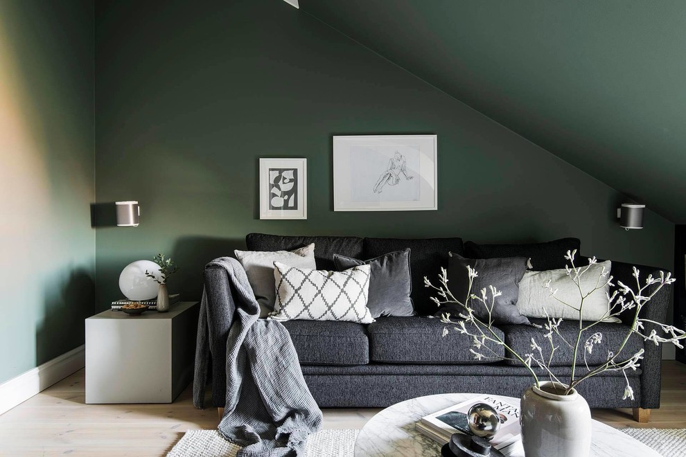 Пример оригинального дизайна: маленькая гостиная комната в скандинавском стиле с зелеными стенами для на участке и в саду