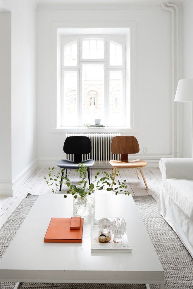 Idéer för ett mellanstort skandinaviskt separat vardagsrum, med vita väggar, målat trägolv och ett finrum