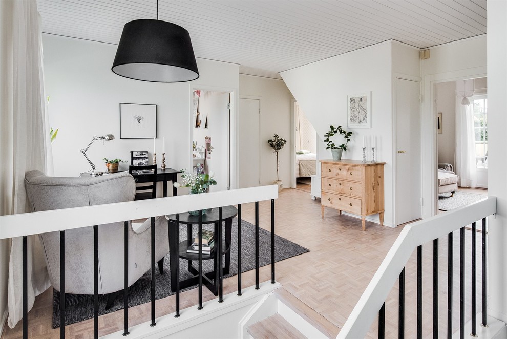 На фото: гостиная комната в скандинавском стиле с печью-буржуйкой