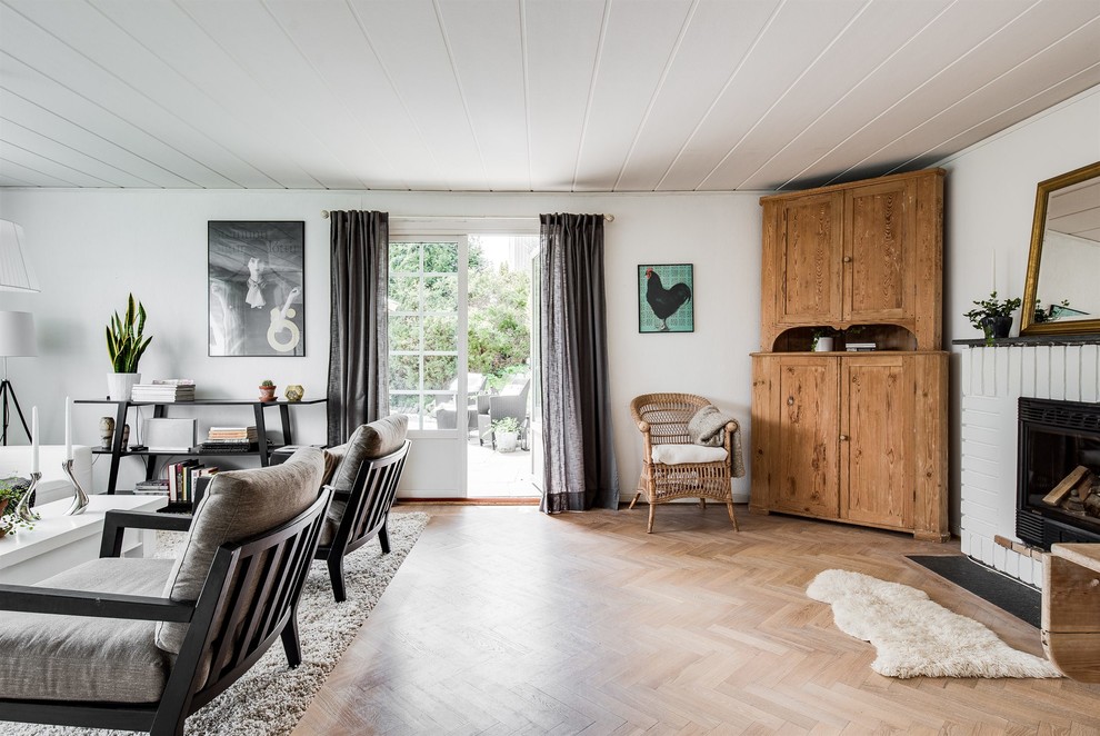 Immagine di un soggiorno scandinavo con stufa a legna