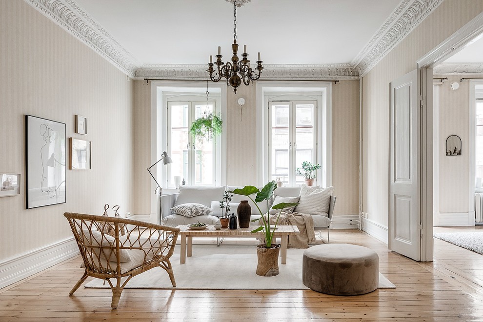 Mittelgroßes, Abgetrenntes Nordisches Wohnzimmer mit beiger Wandfarbe, hellem Holzboden und beigem Boden in Göteborg