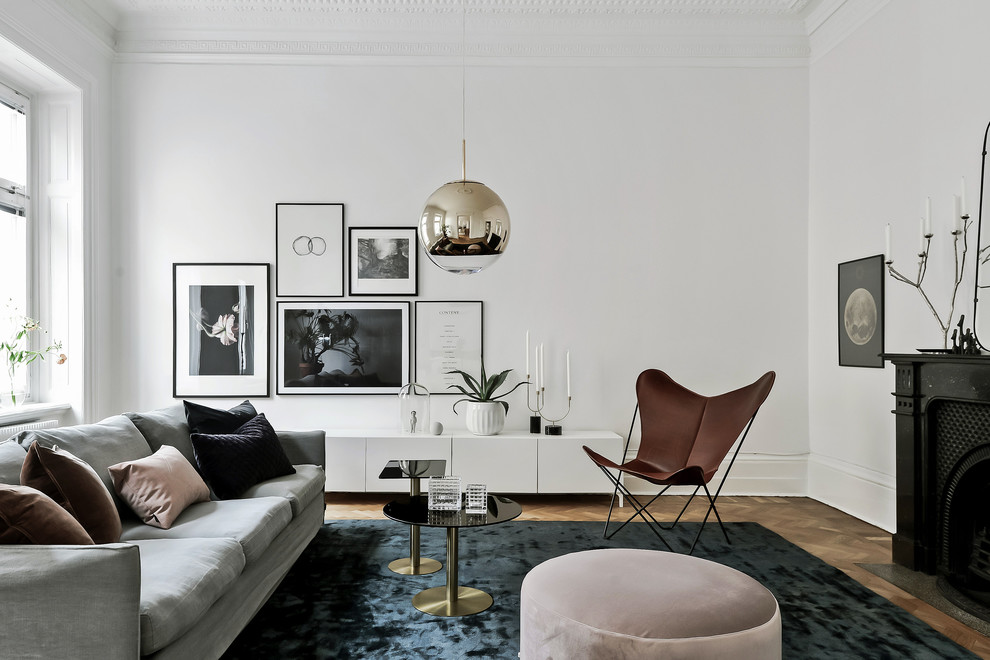 Inspiration för ett minimalistiskt separat vardagsrum, med vita väggar och mellanmörkt trägolv
