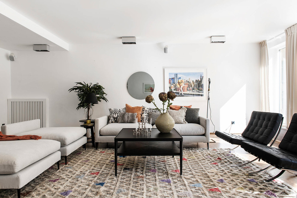 Repräsentatives, Abgetrenntes Modernes Wohnzimmer mit weißer Wandfarbe, hellem Holzboden und beigem Boden in Stockholm
