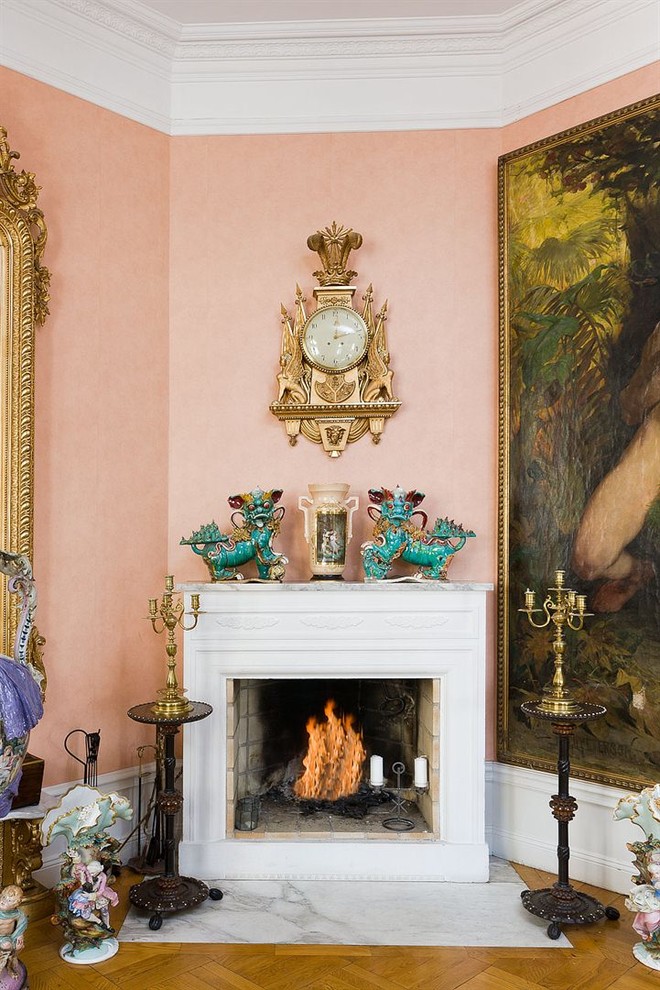 Inspiration för mellanstora klassiska separata vardagsrum, med ett finrum, rosa väggar, ljust trägolv och en standard öppen spis
