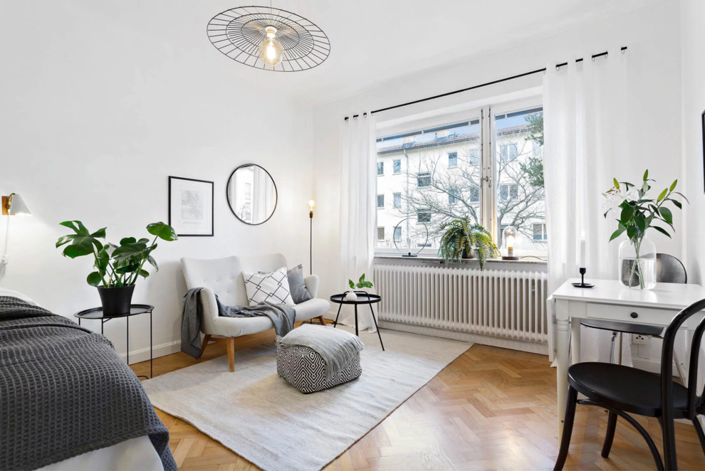 Esempio di un piccolo soggiorno minimalista aperto con pareti bianche, parquet chiaro e pavimento beige
