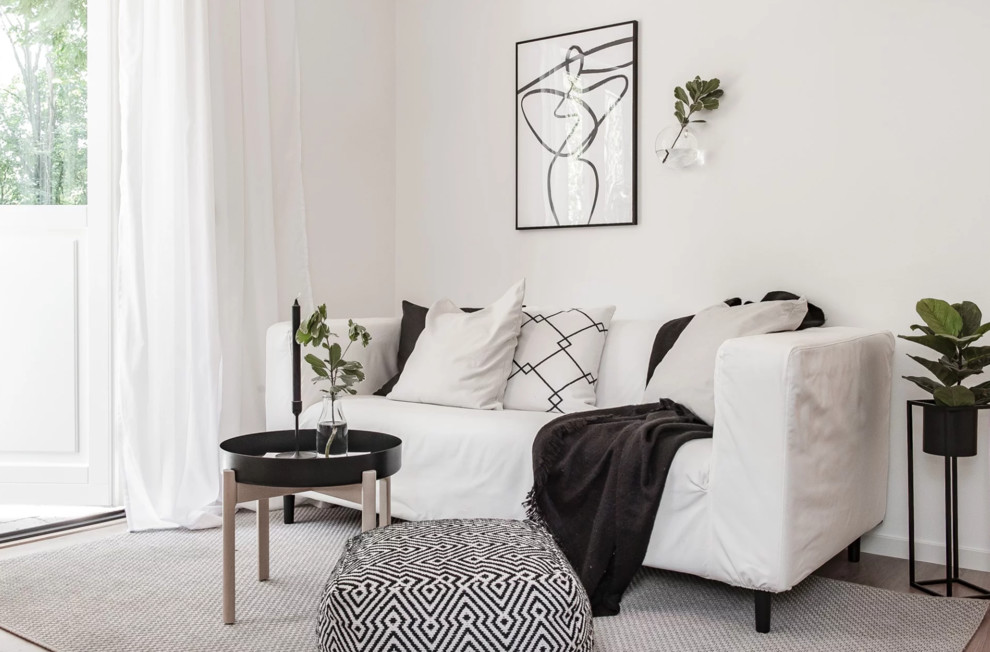 Esempio di un piccolo soggiorno scandinavo aperto con pareti bianche, parquet chiaro e pavimento beige