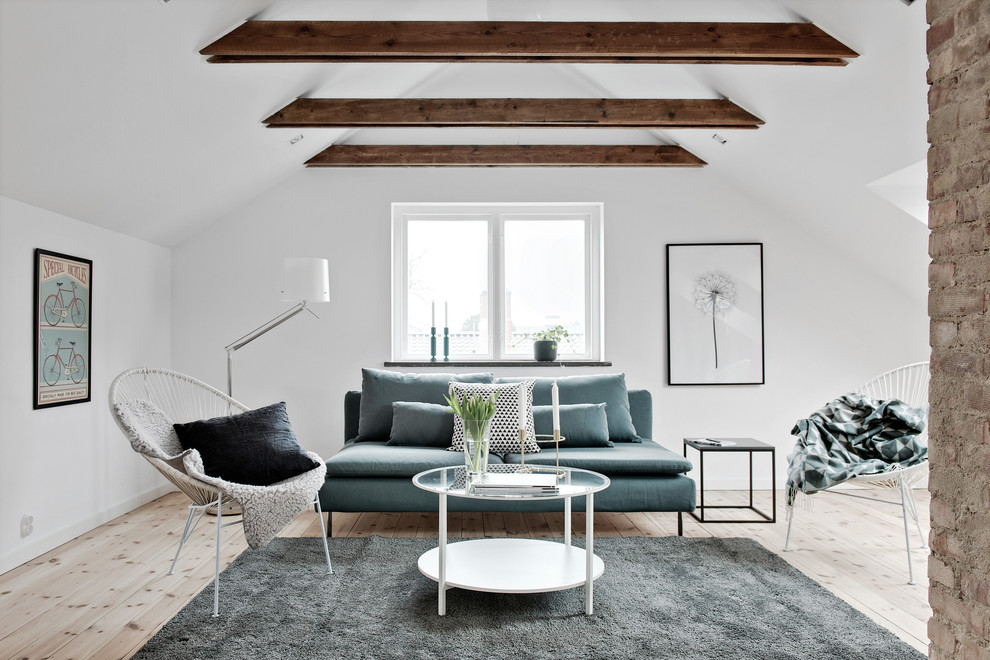 Inspiration för ett stort skandinaviskt separat vardagsrum, med vita väggar, ljust trägolv och ett finrum