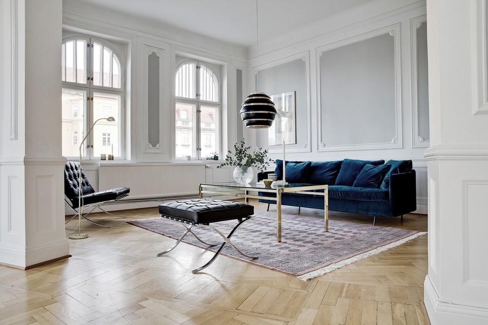 Стильный дизайн: большая изолированная, парадная гостиная комната в скандинавском стиле с серыми стенами и светлым паркетным полом без телевизора - последний тренд